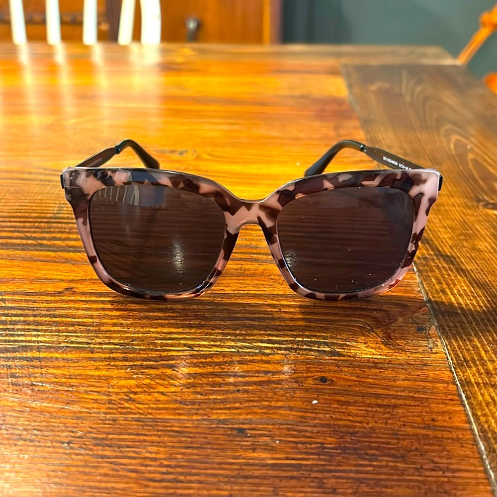 DIFF Bella Sunglasses

Oversized, classic square shape